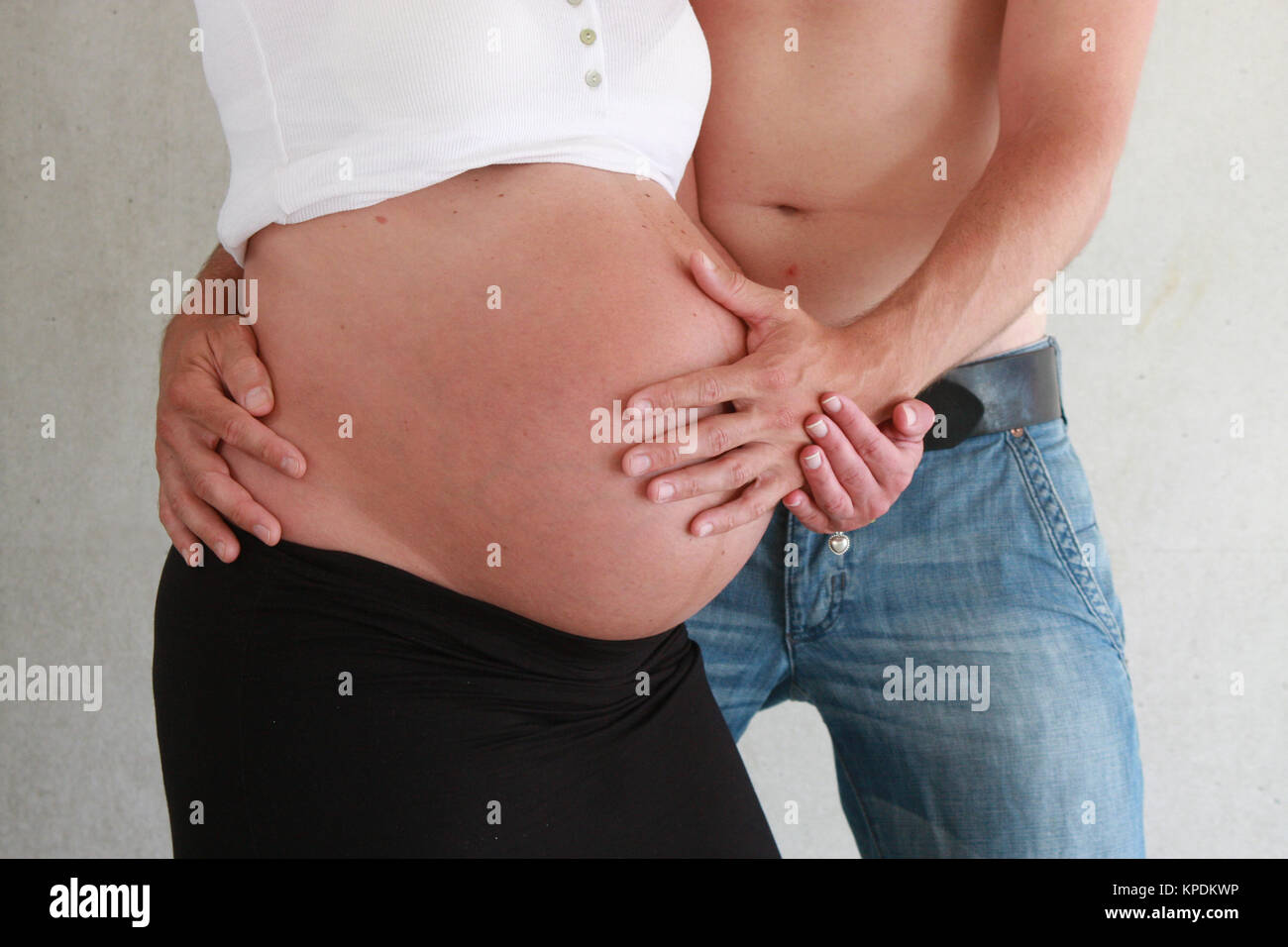 Madre e padre si aspettano il loro primo figlio Foto Stock