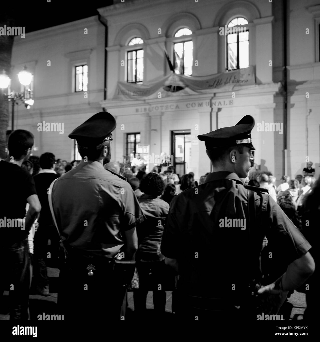 "Carabinieri', italiano gendarmery ufficiali, pattuglia di notte nel centro turistico di Olbia, Sardegna, Italia Foto Stock