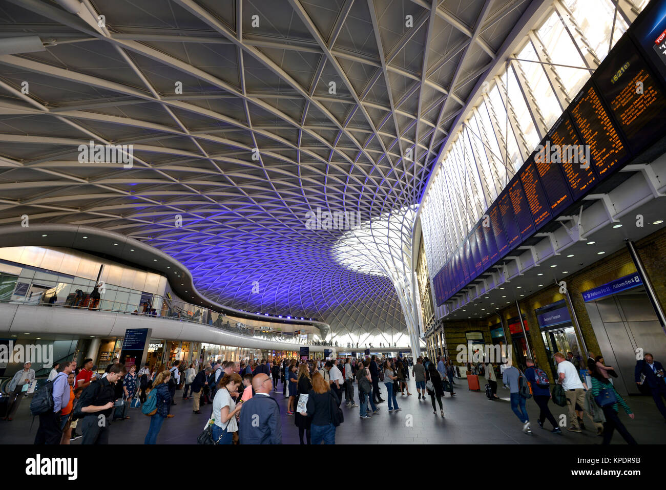 Western Concourse a King's Cross da John McAslan + Partner. Interno della stazione Kings Cross, London Foto Stock