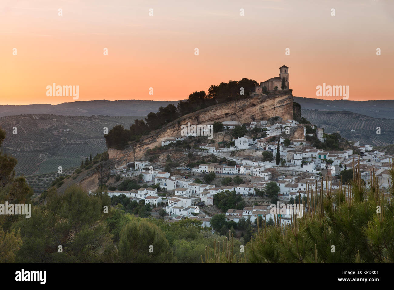 Montefrio al tramonto, provincia di Granada, Spagna Foto Stock