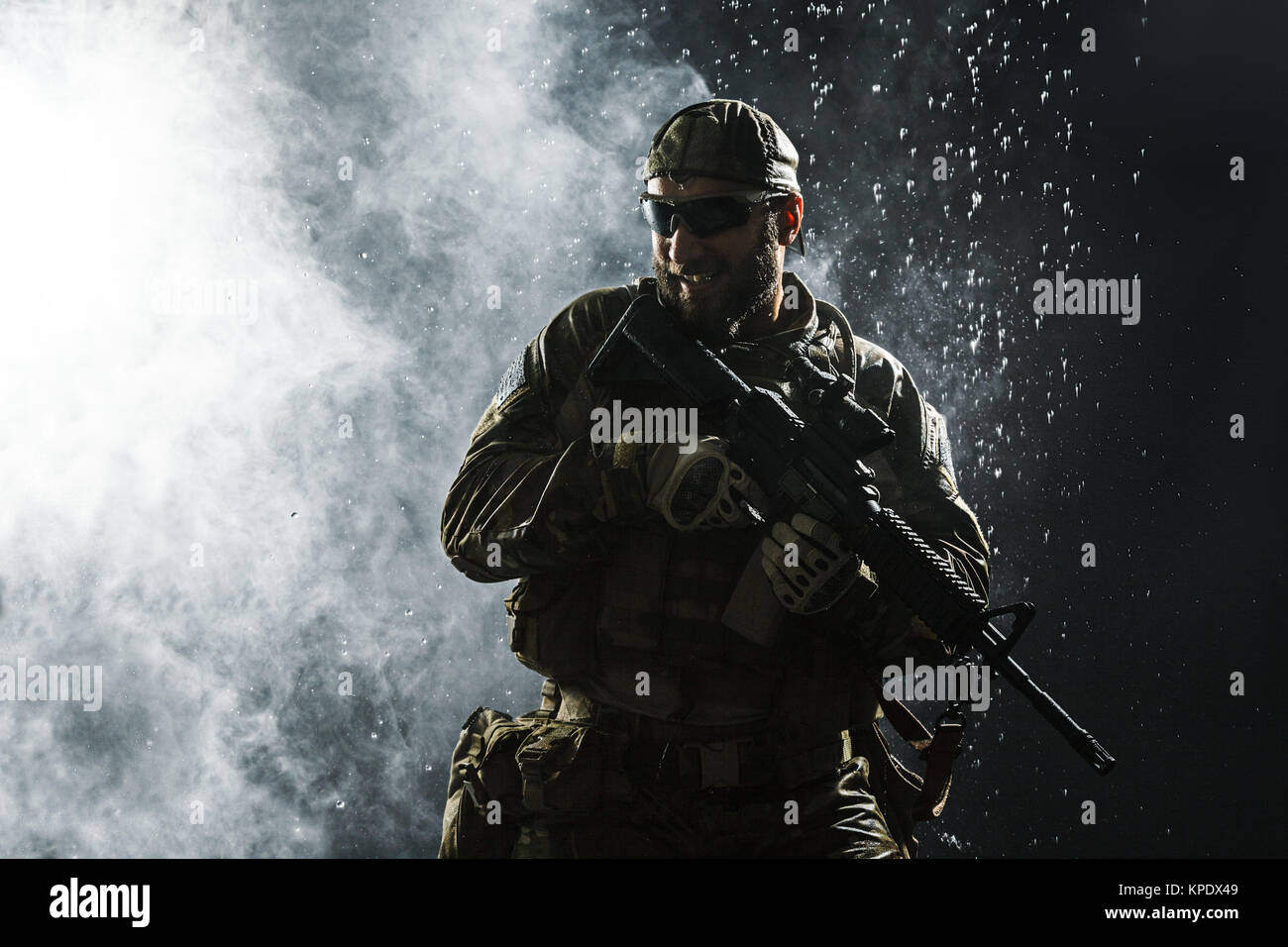 US Army soldato sotto la pioggia Foto Stock