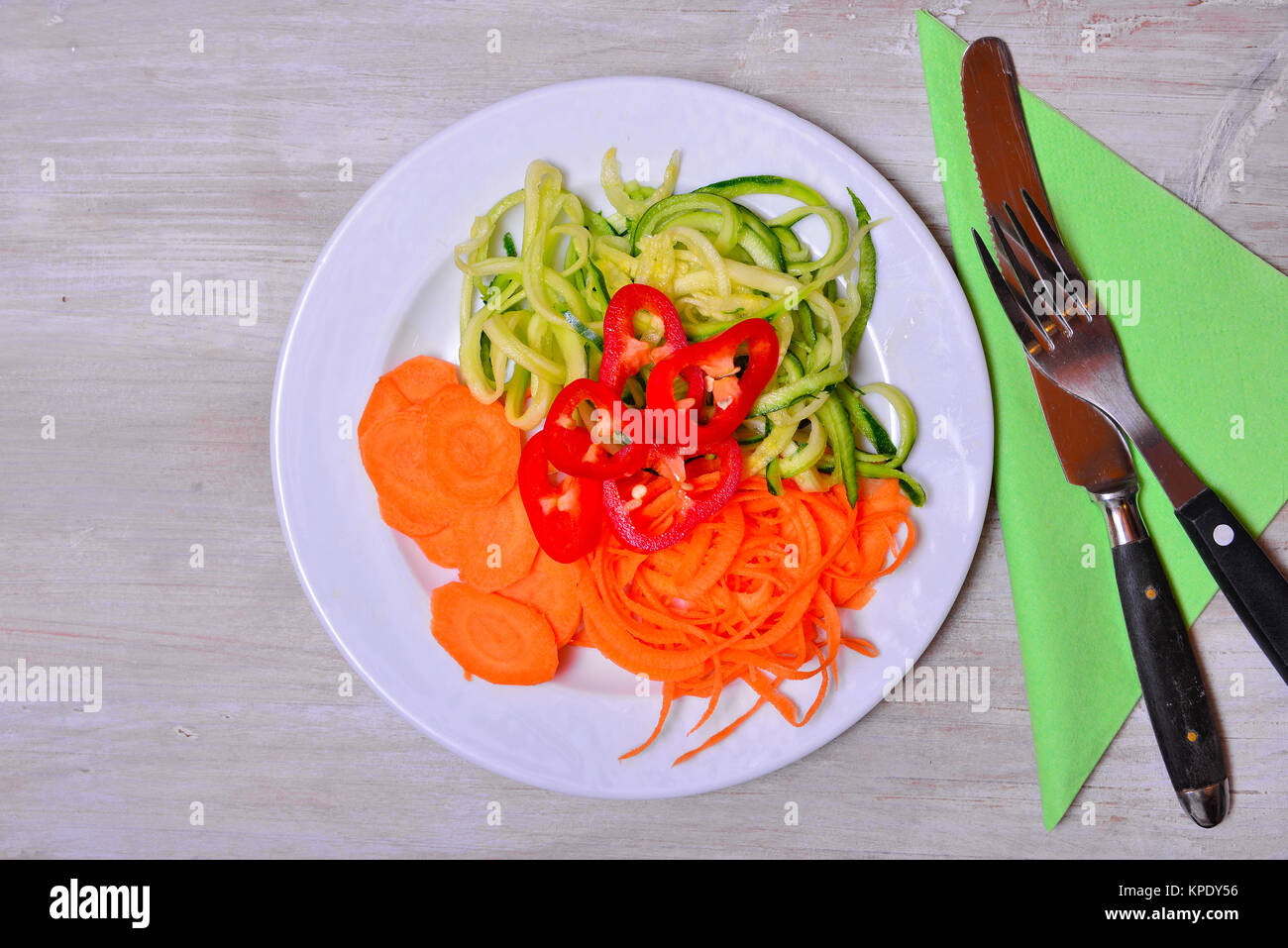 Vegetali di zucchine spaghetti lowcarb su una piastra Foto Stock