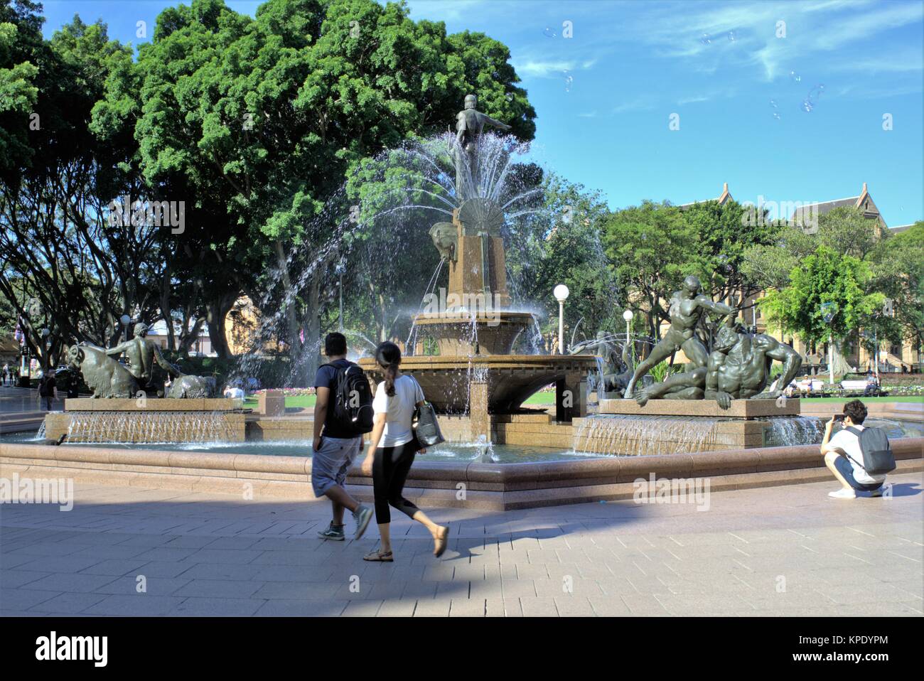 I turisti all'aperto Sydney Australia. Le persone o i turisti in Australia a piedi passato Archibald fontana commemorativa in Hyde Park a Sydney. Foto Stock
