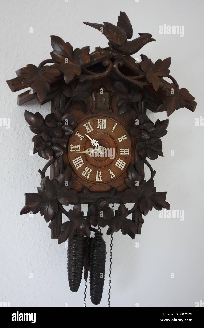 Orologio tradizionale a cucù in legno Foto Stock