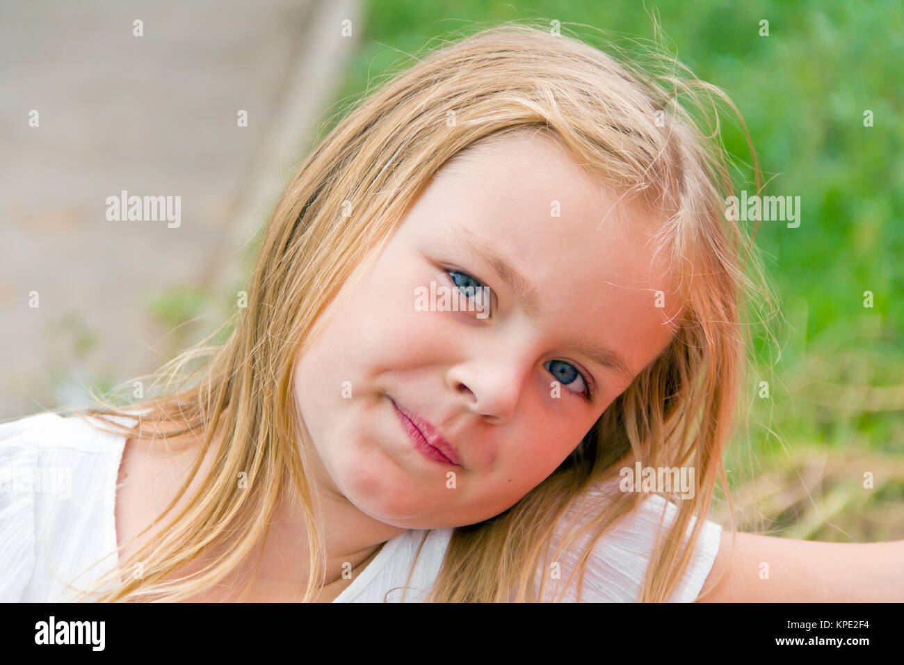 Carina ragazza con grandi occhi blu Foto Stock