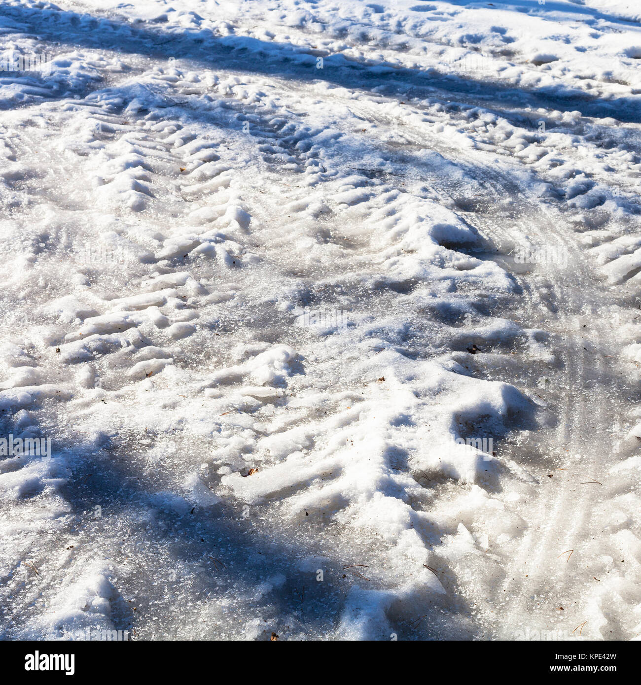 Auto congelate le tracce sulla neve country road Foto Stock