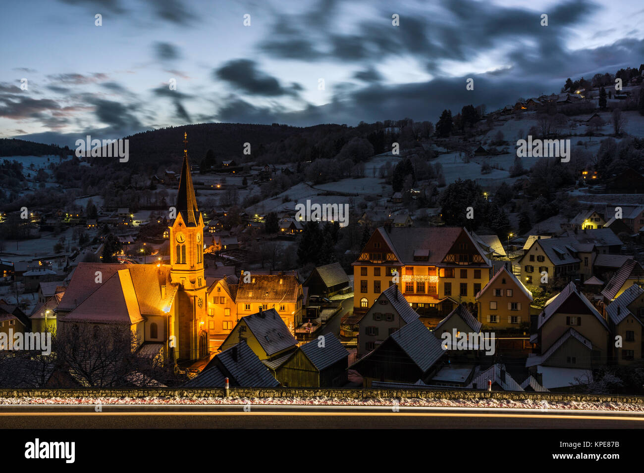 Villaggio di Soultzeren nelle montagne Vosges, l'Alsazia, Francia al tramonto in inverno. Foto Stock