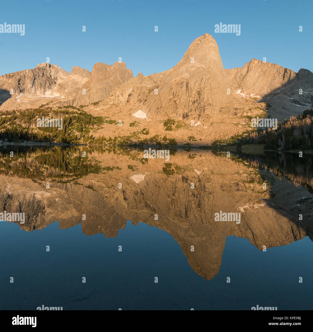 Cirque di torri e solitario lago a sunrise nel Wind River Range, Wyoming Foto Stock