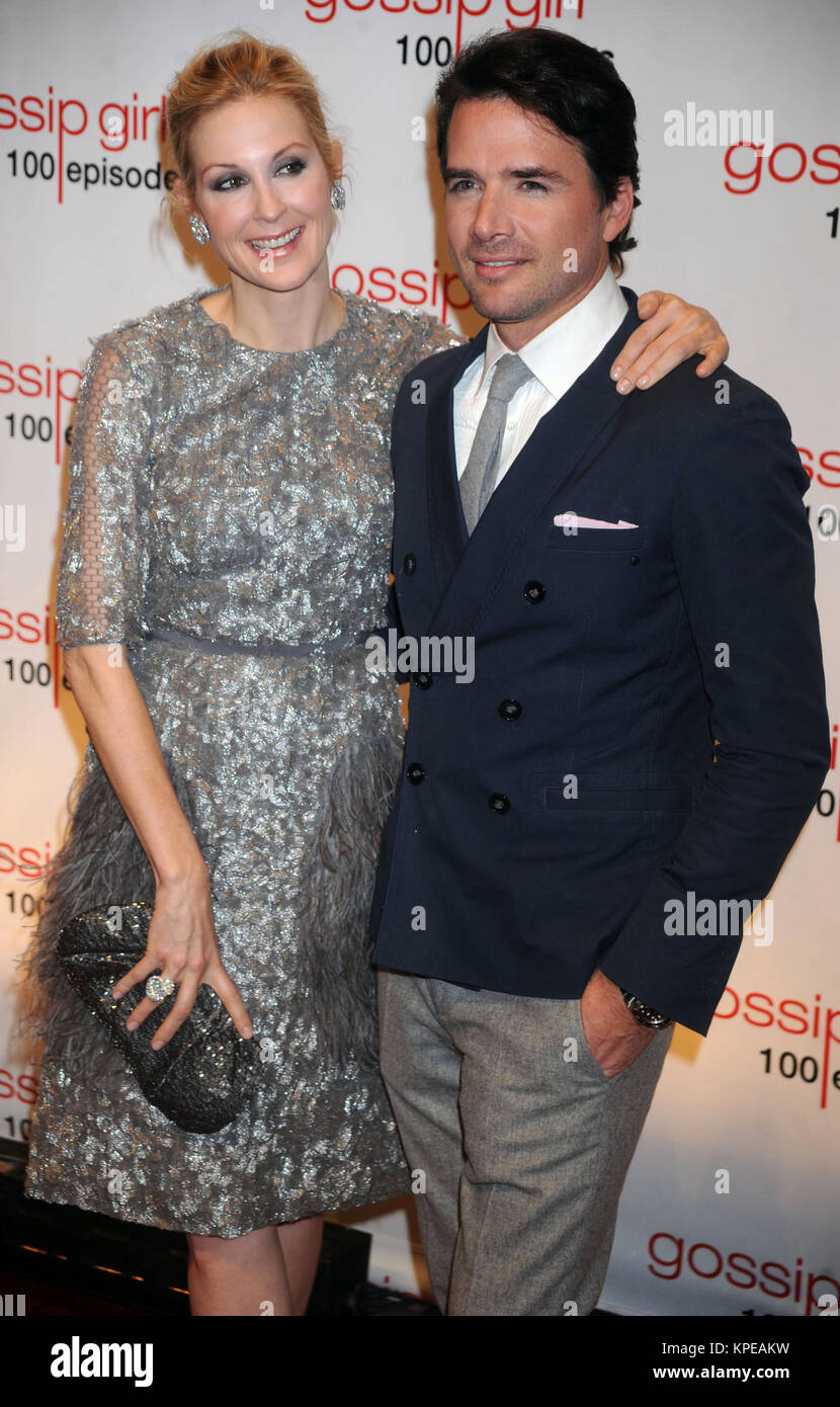 NEW YORK, NY - 19 novembre: Kelly Rutherford Matthew Settle al "Gossip Girl' 100 episodio celebrazione presso Cipriani Wall Street il 19 novembre 2011 in New York City. Persone: Kelly Rutherford Matthew Settle Foto Stock