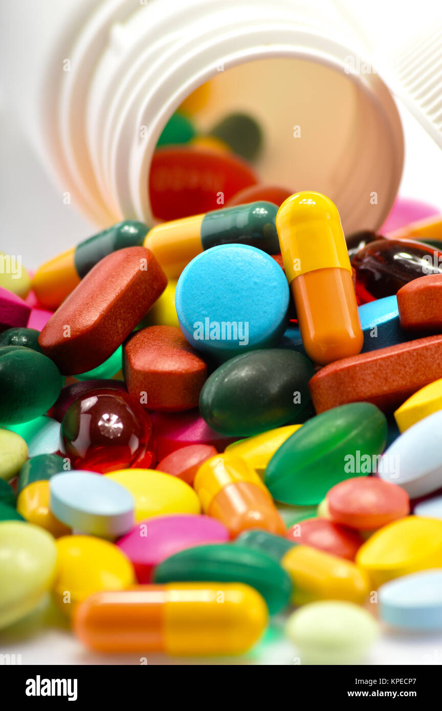 Composizione con varietà di farmaco pillole e contenitore Foto Stock