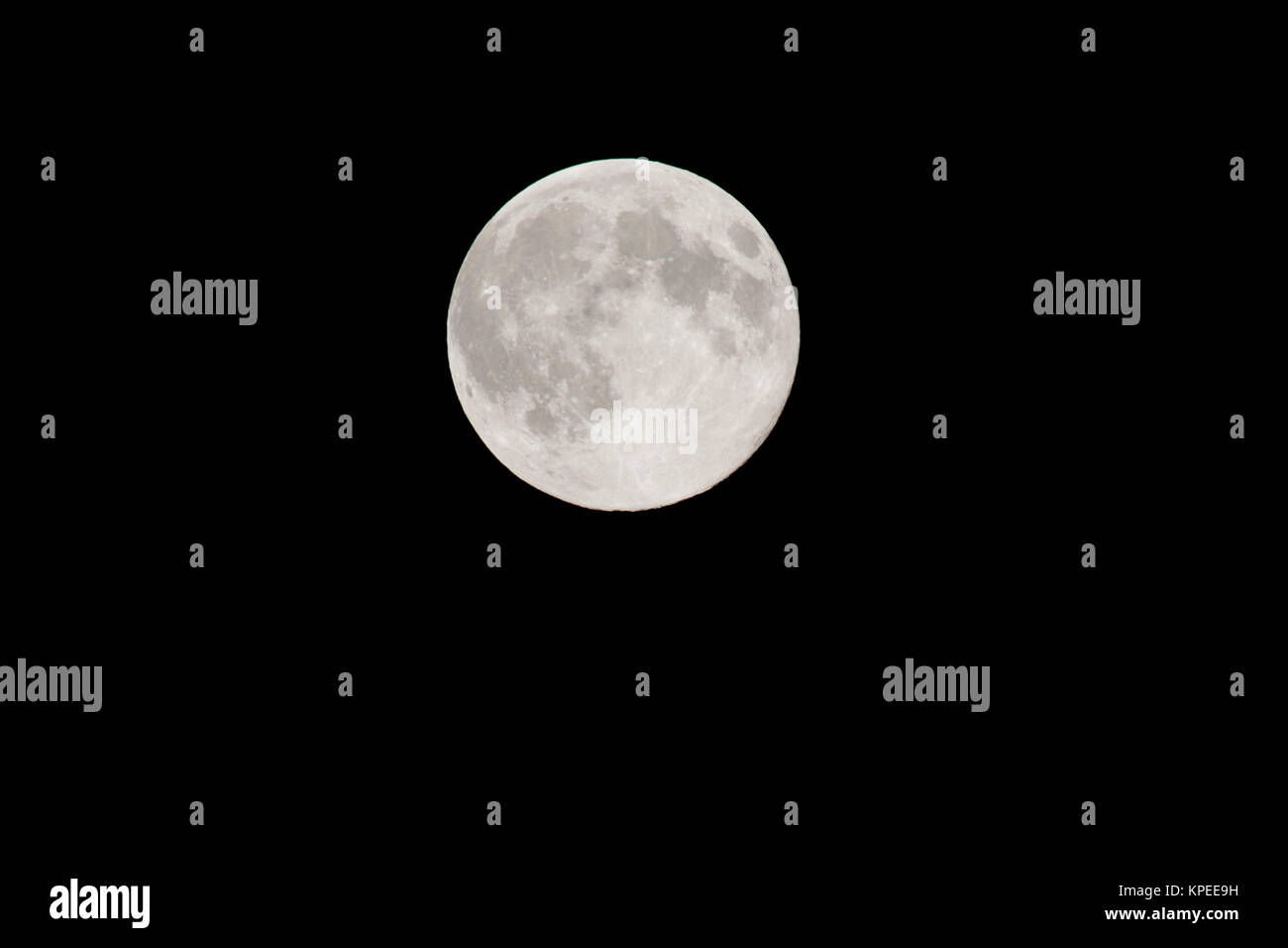 Luna piena nel cielo scuro Foto Stock