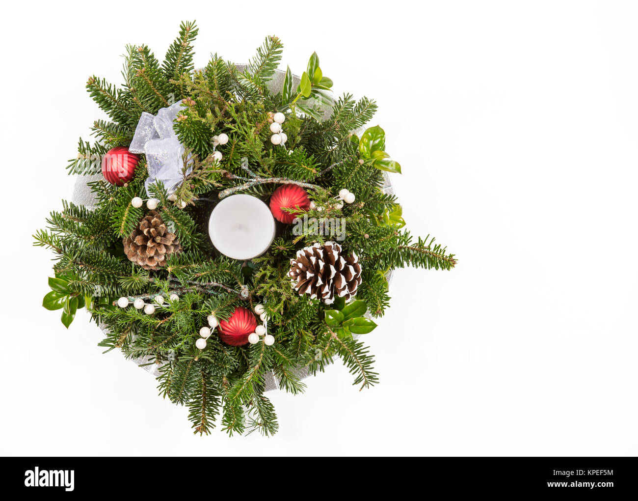 Festa di Natale decorazione con red baubles, agrifoglio con bacche rosse , coperta di neve pigne e inverno verde su sfondo bianco con copia sp Foto Stock