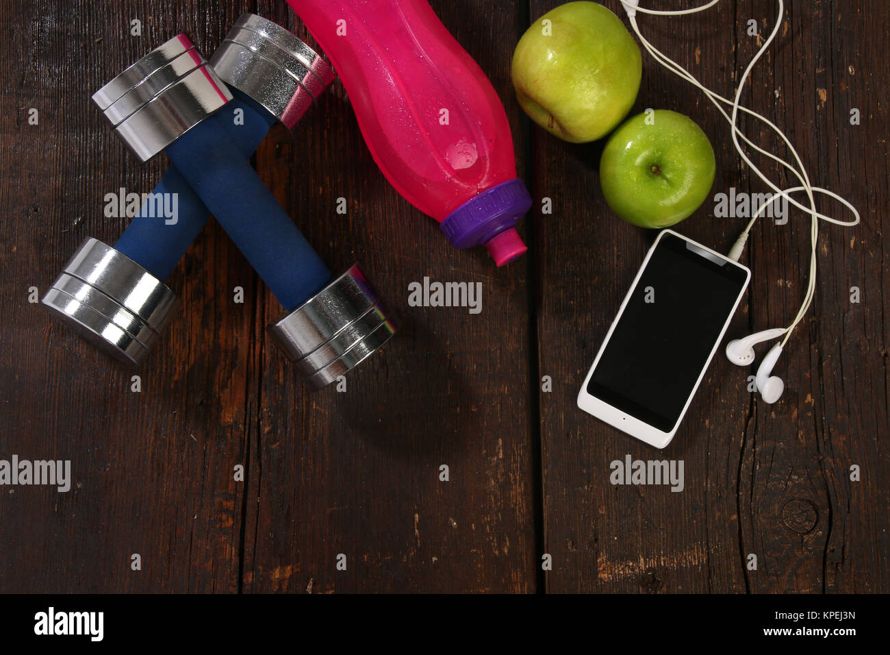 Concetto di fitness. Elementi su un sfondo di legno Foto Stock