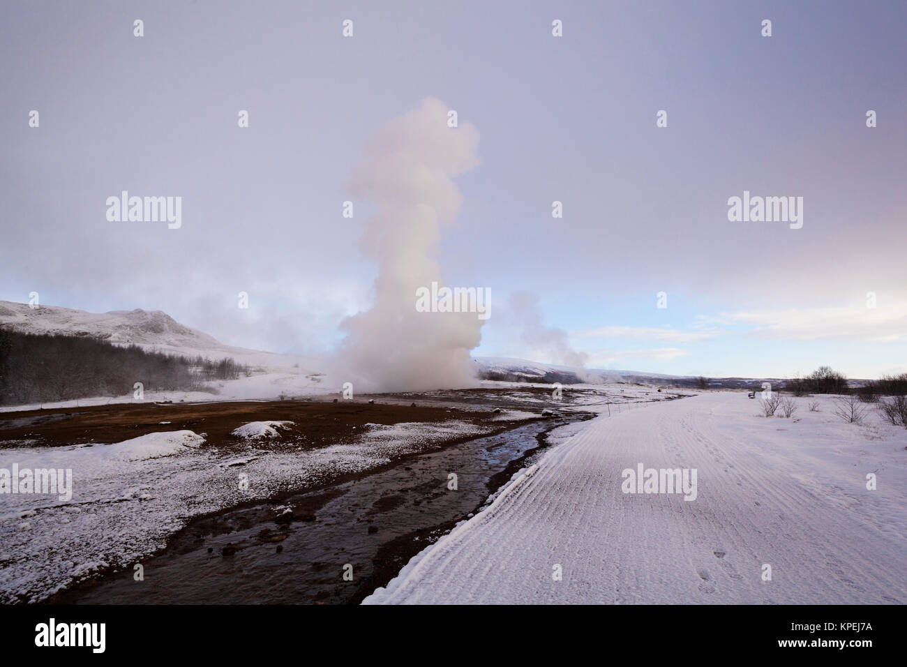 Eruzione del geyser di Strokkur, Islanda, inverno Foto Stock