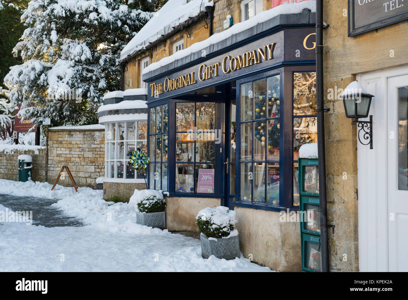 Il regalo originale company shop al tempo di natale nella neve. Stow on the Wold, Cotswolds, Gloucestershire, Inghilterra Foto Stock