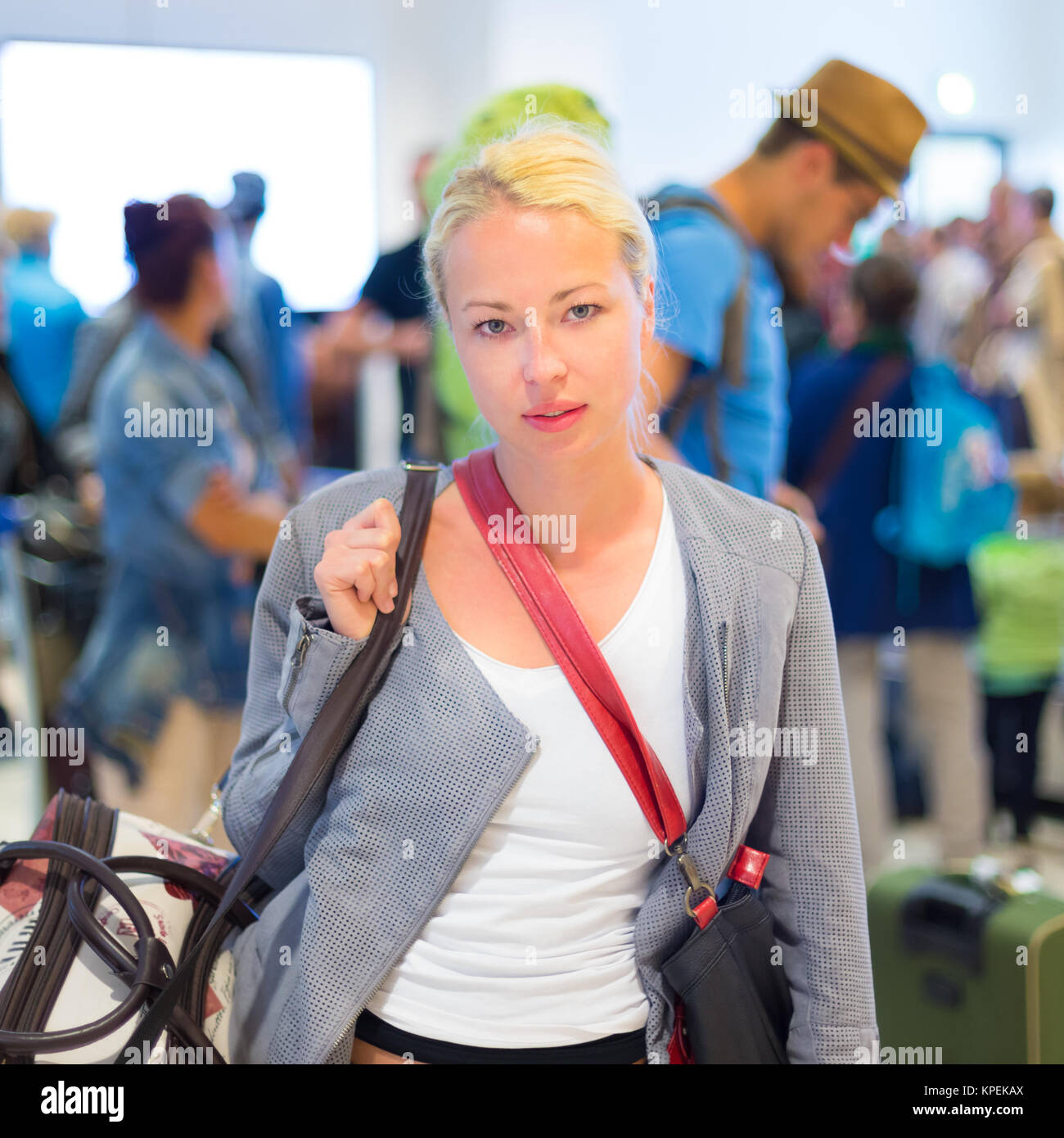 Viaggiatore femmina in attesa in aeroporto. Foto Stock