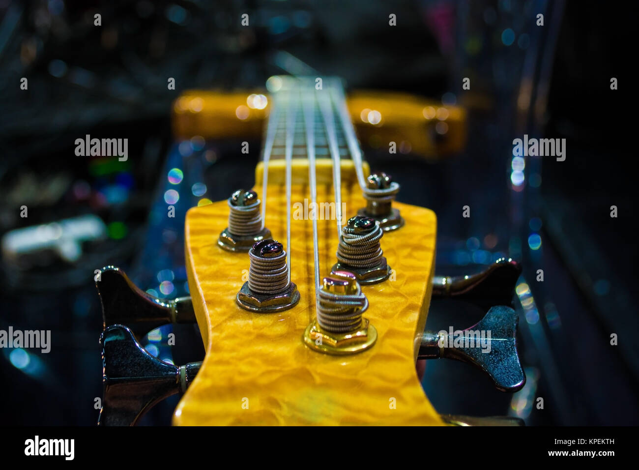 Corpo chitarra e chitarra levetta con stringhe close up Foto Stock
