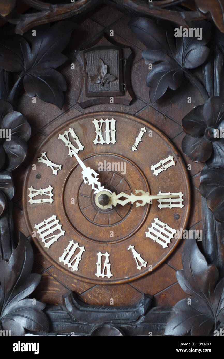 Orologio tradizionale a cucù in legno Foto Stock