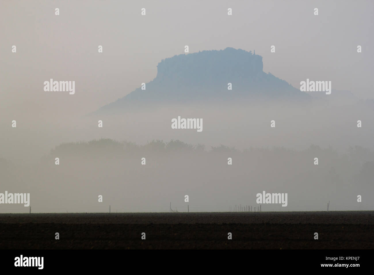Sonnenaufgang im Nebel und das Elbtal in den Wolken Foto Stock