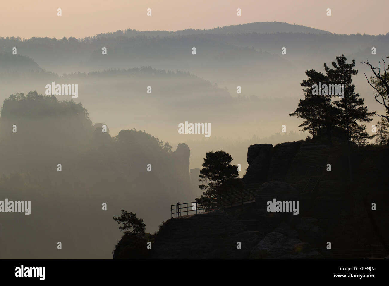 Sonnenaufgang im Nebel und das Elbtal in den Wolken Foto Stock