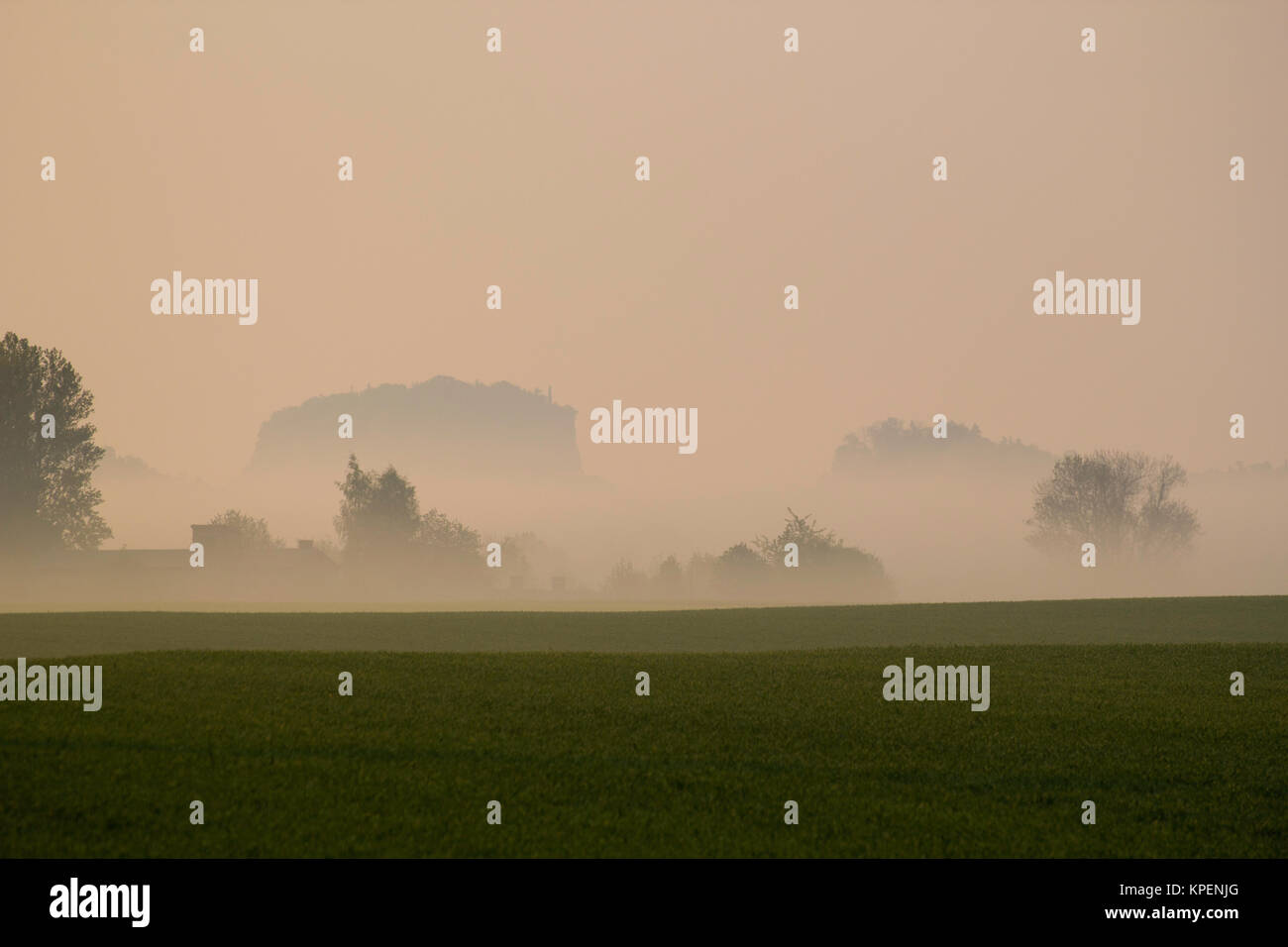 Sonnenaufgang im Nebel und das Elbtal in den Wolken Foto Stock