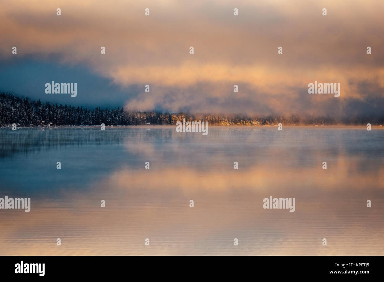 Inverno a sunrise Donner Lago, California. Foto Stock