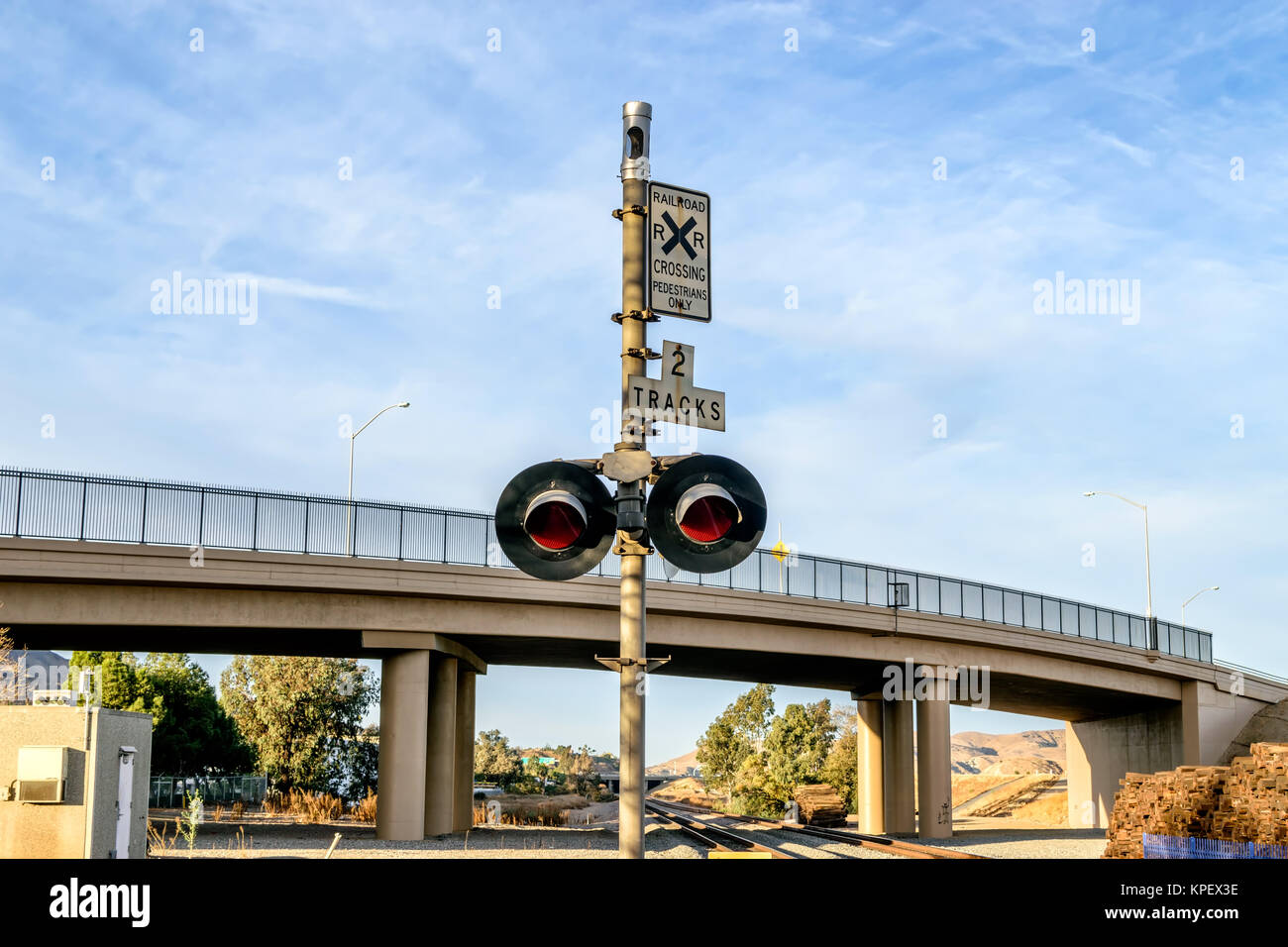 Via firmare e luci vicino a commuter train station isolato Foto Stock