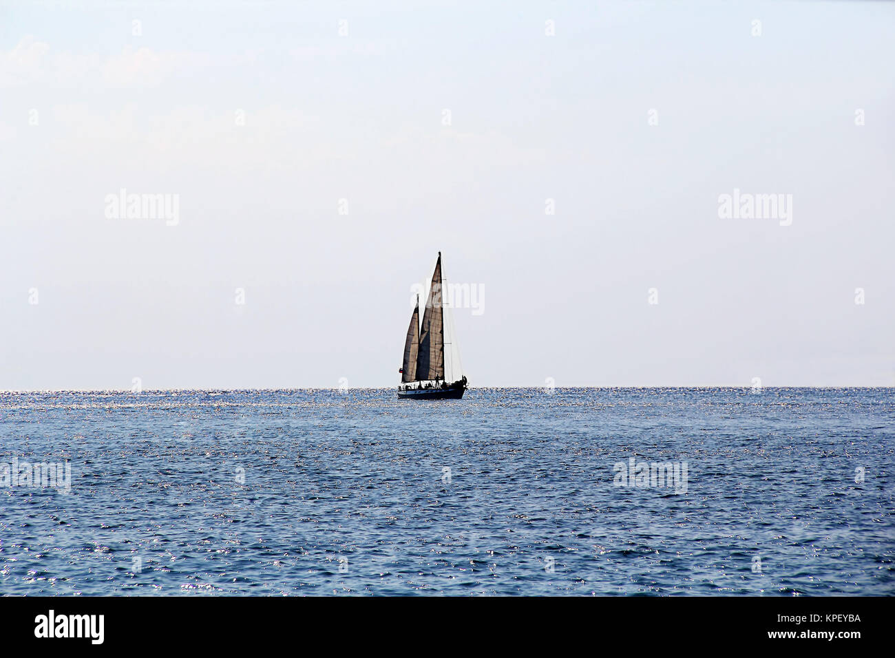 Seascape con barca a vela in sunshines Foto Stock