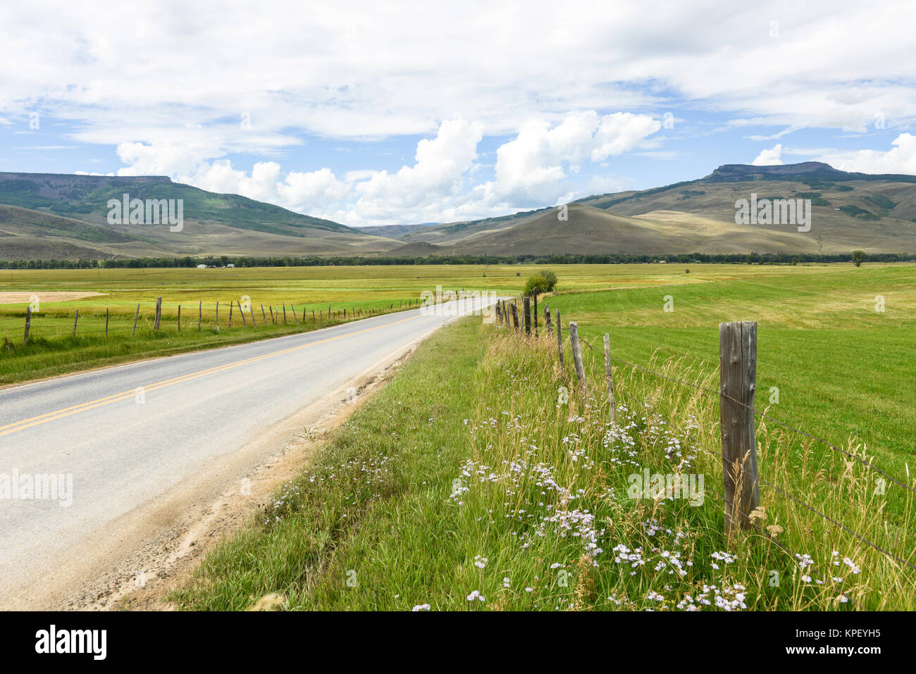 Paese di montagna su strada - una strada di campagna, in esecuzione attraverso un ranch di montagna, nei pressi di Crested Butte, Colorado, Stati Uniti d'America. Foto Stock