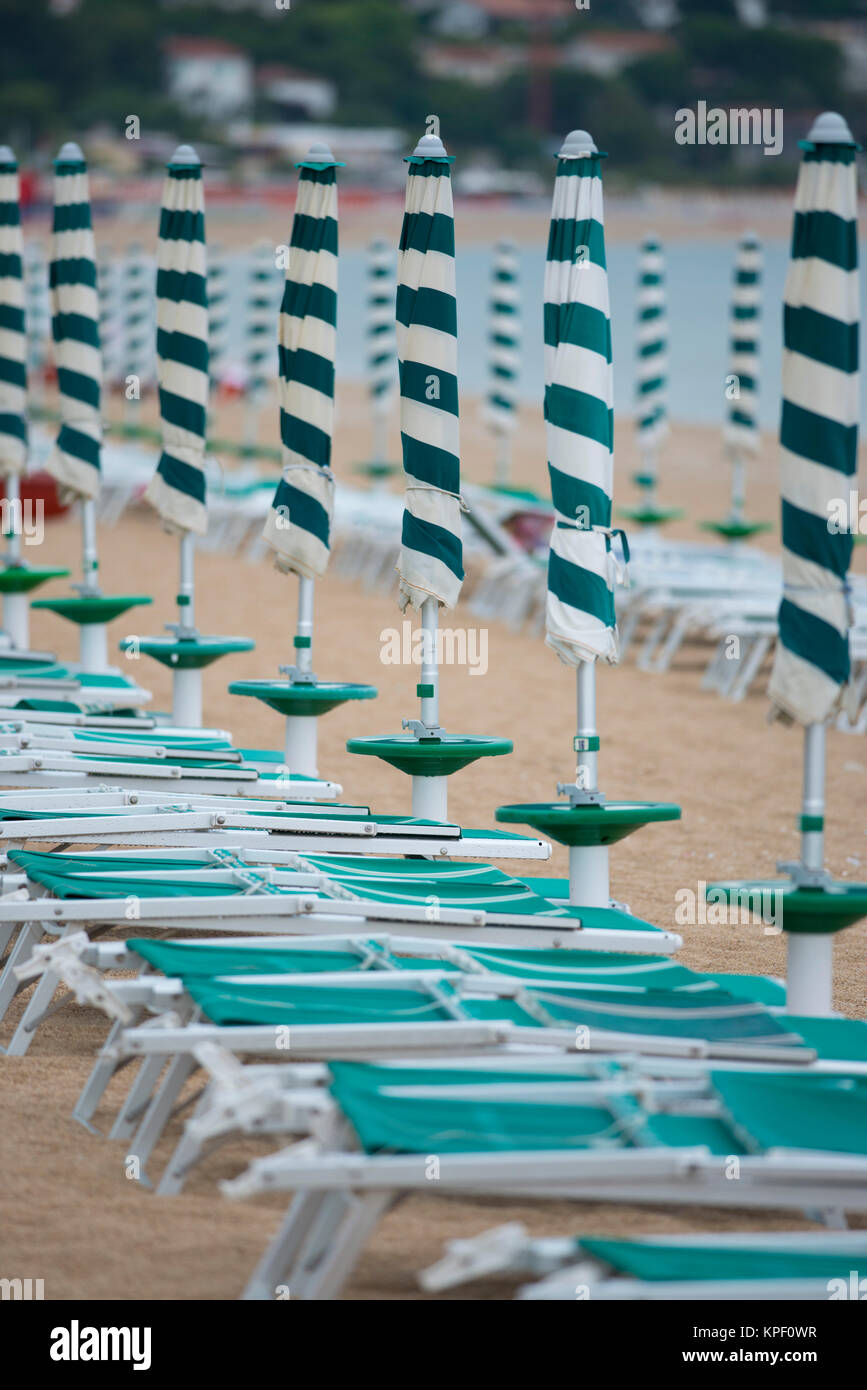 Fila di ombrelloni da spiaggia Foto Stock