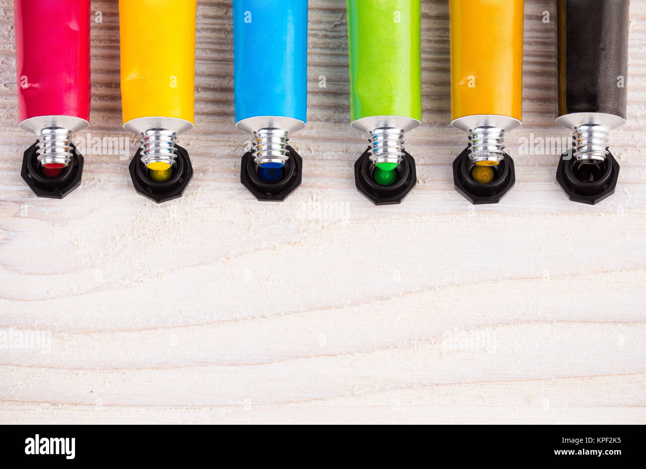 Colore vernici a base di acqua su una superficie di legno Foto Stock