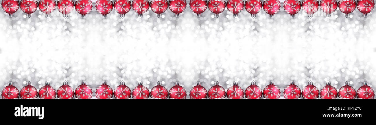 Bordo di Natale o banner con ornamenti disposti in una fila in mostra extra larga e isolato su sfondo bianco Foto Stock