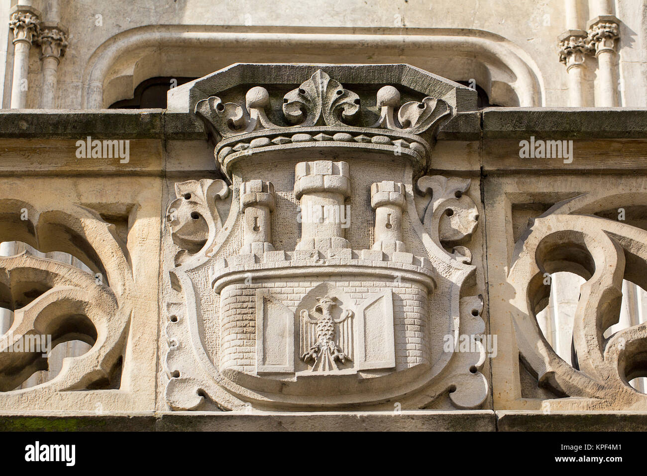 Stemma di Cracovia- scultura in pietra sulla Porta di Florian a Cracovia, Polonia Foto Stock