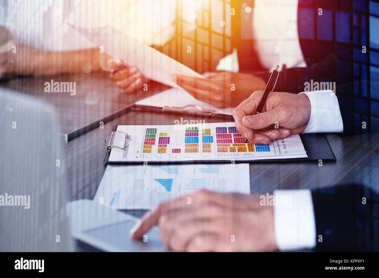 Team di business persona lavora insieme sulle statistiche dell'azienda. Concetto di lavoro di squadra Foto Stock