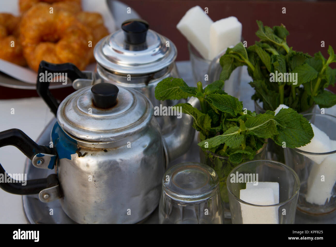 Tradizionale tè alla menta in Marocco Foto Stock