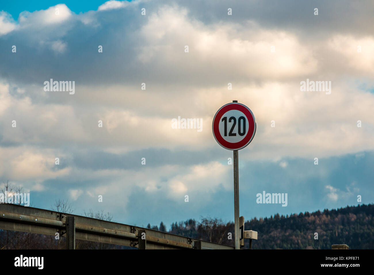 Segno di traffico che significa 120 chilometri orari Foto Stock