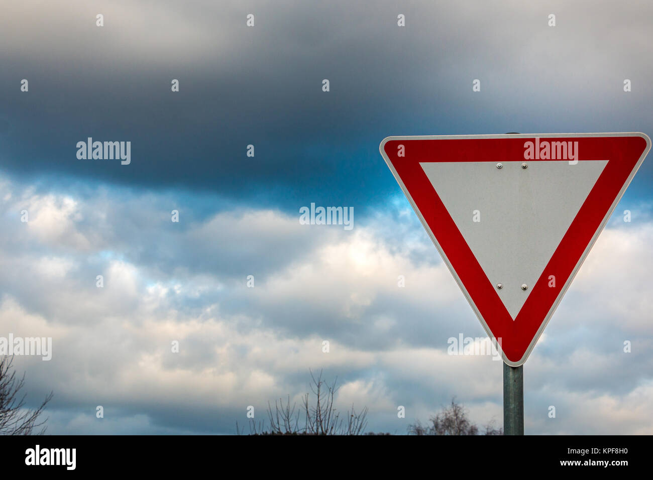 Segno di traffico che significa che dovete dare modo Foto Stock