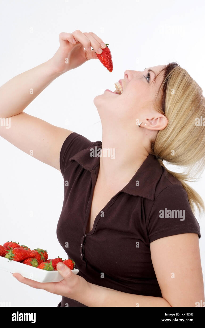 Junge Frau isst Erdbeeren - giovane donna mangia le fragole Foto Stock