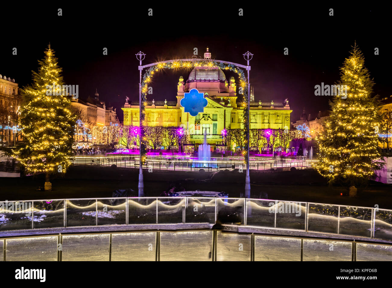 Vista notturna di re Tomislav Square nella città di Zagabria, Croazia, famoso tempo di Avvento. Foto Stock