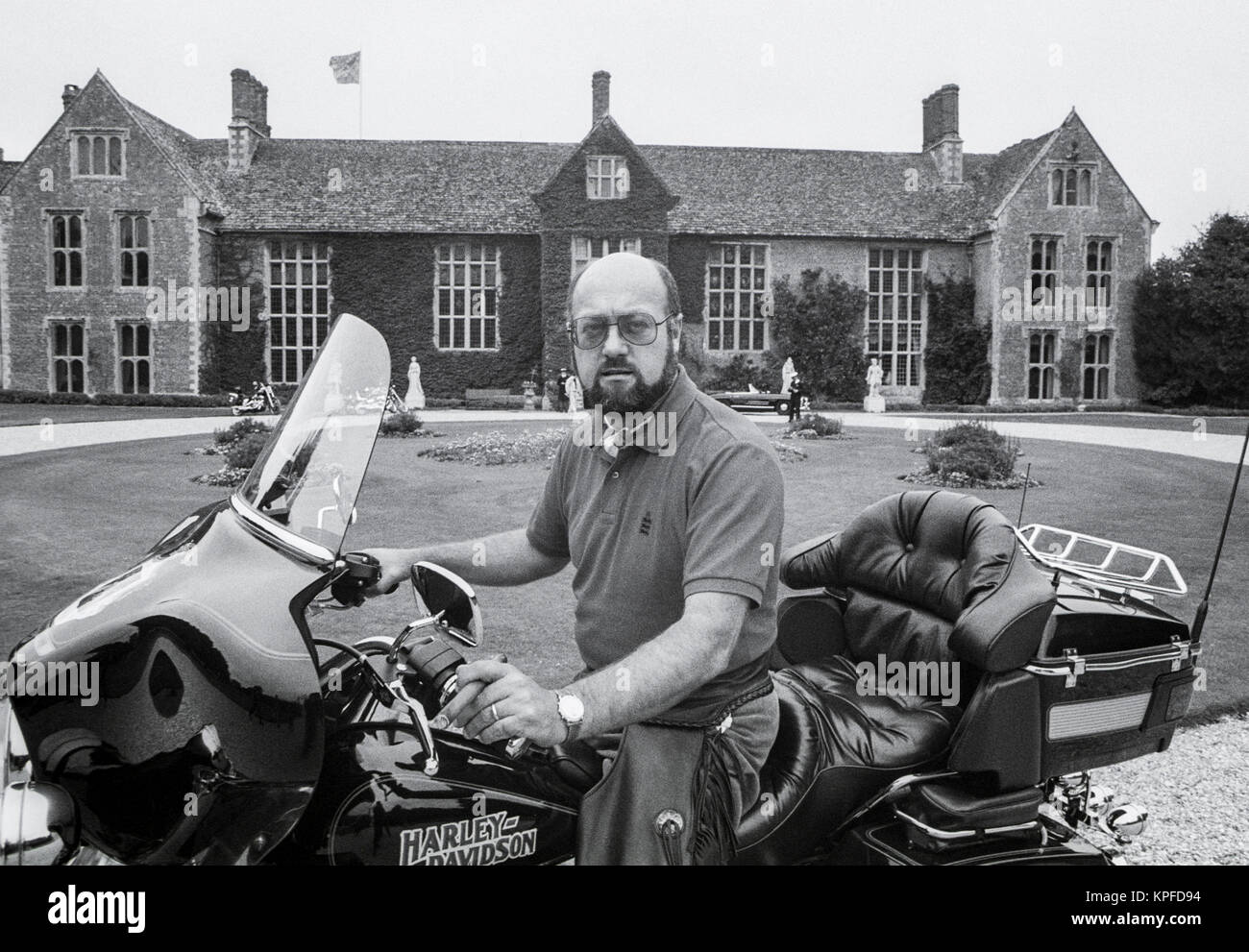 Peter de Savary seduto sulla sua Harley Davidson Moto fuori Littlecote House, nel Wiltshire, vicino Manchester, Inghilterra. 30 Settembre 1989 Foto Stock