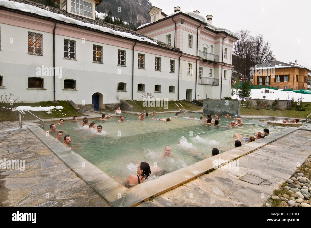 Piscina con acqua termale, Pré-Saint-Didier Spa, Valle d'Aosta, Italia Foto Stock