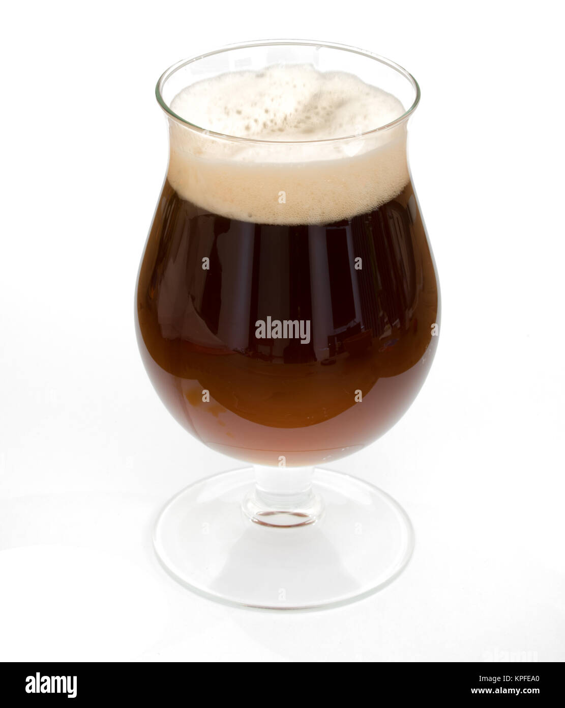 Belga della birra nera in vetro a calice isolati su sfondo bianco Foto Stock