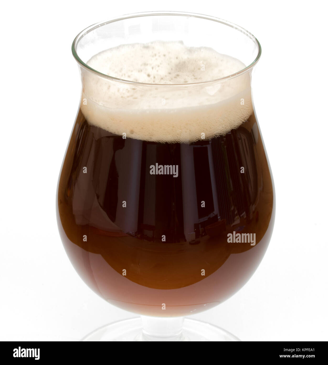 Belga della birra nera in vetro a calice isolati su sfondo bianco Foto Stock