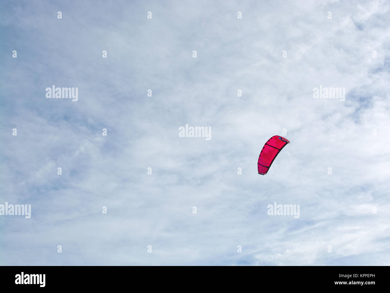 Rosa Kitesurf Vela sul cielo invernale a Maiorca, isole Baleari, Spagna Foto Stock