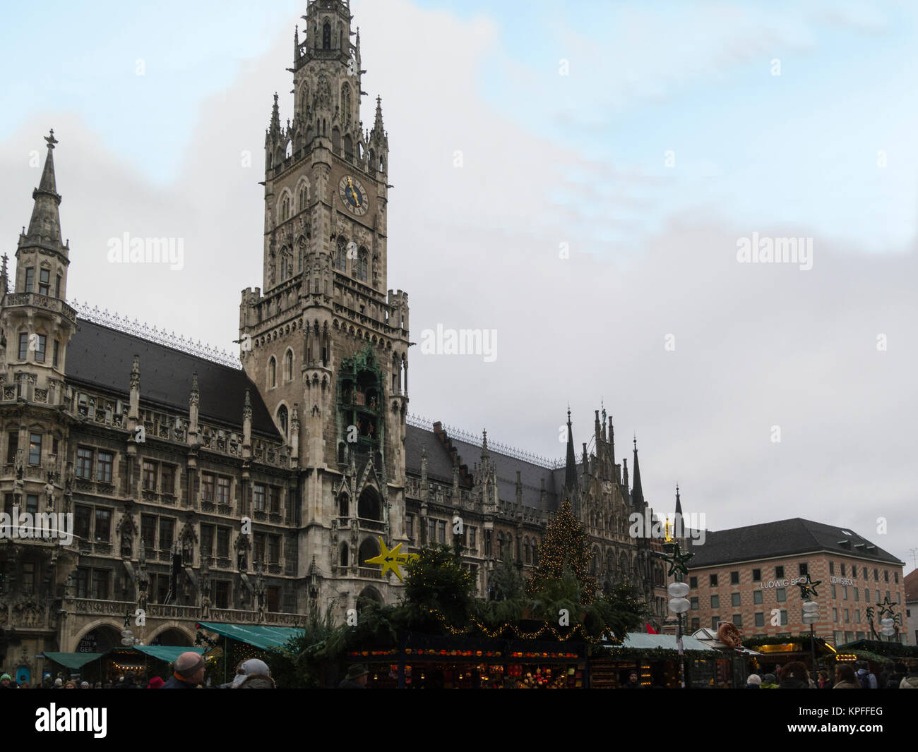 Mercato di Natale di stallo nella parte anteriore del Rathaus NewTown Hall Marienplatz di München Monaco di Baviera Baviera Germania UE Foto Stock