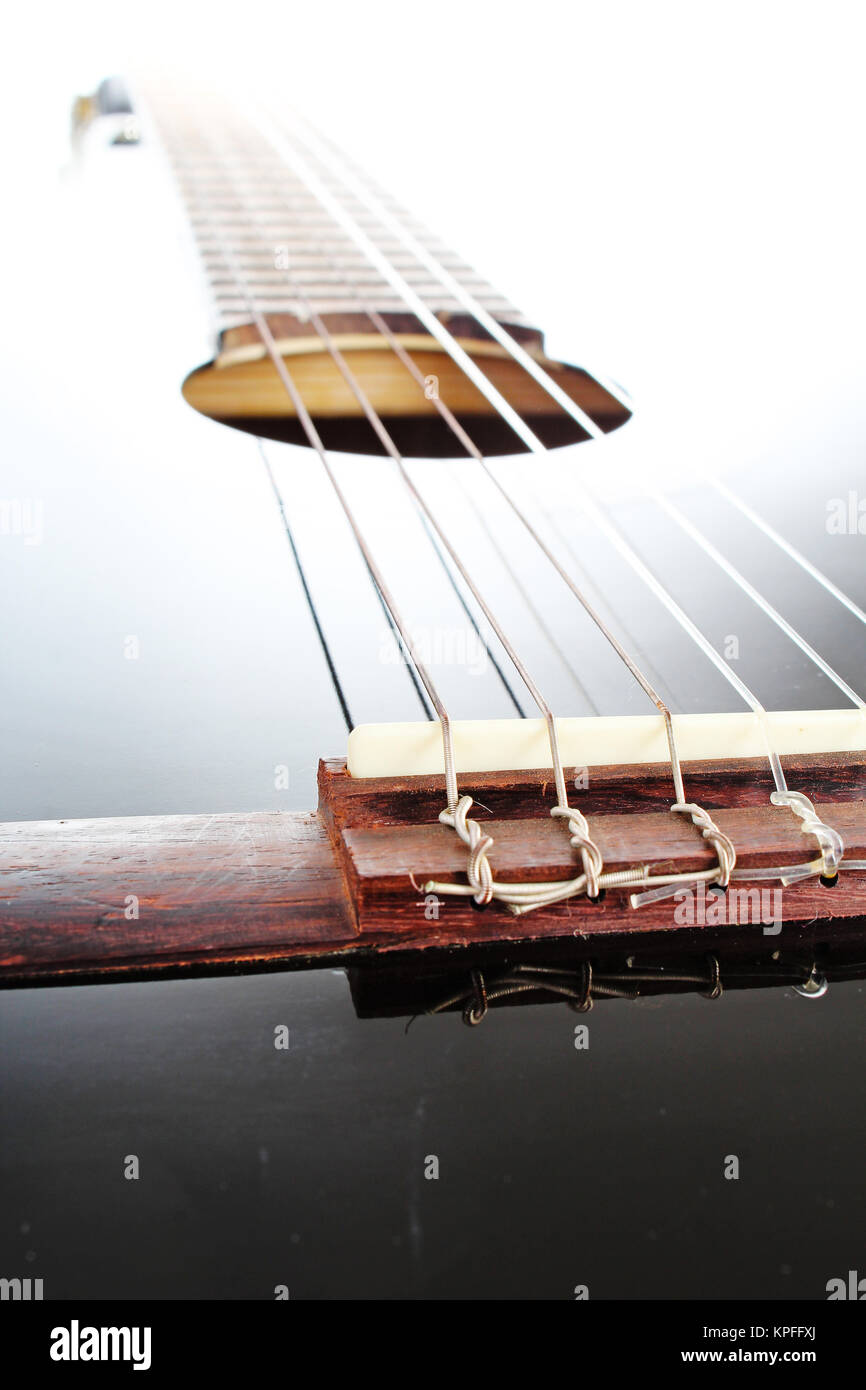 Chitarra artistico POV sfondo. Illustrazione della musica. Bianco e nero  guitar closeup. Musica classico strumento. Chitarra nero con il bianco di  riflessione. Foto Foto stock - Alamy