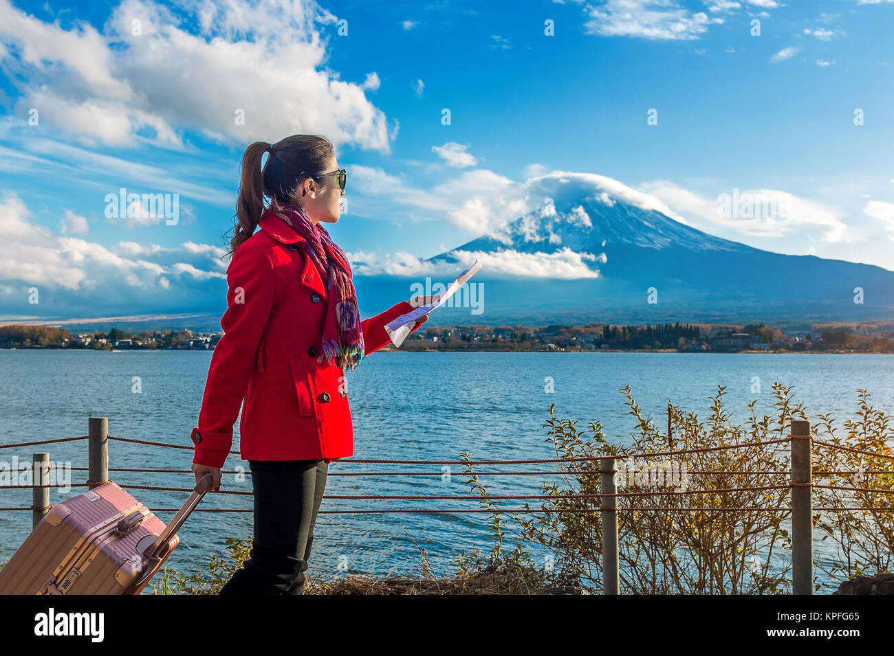 Turistico con il bagaglio e la mappa a monte Fuji, Kawaguchiko in Giappone. Foto Stock