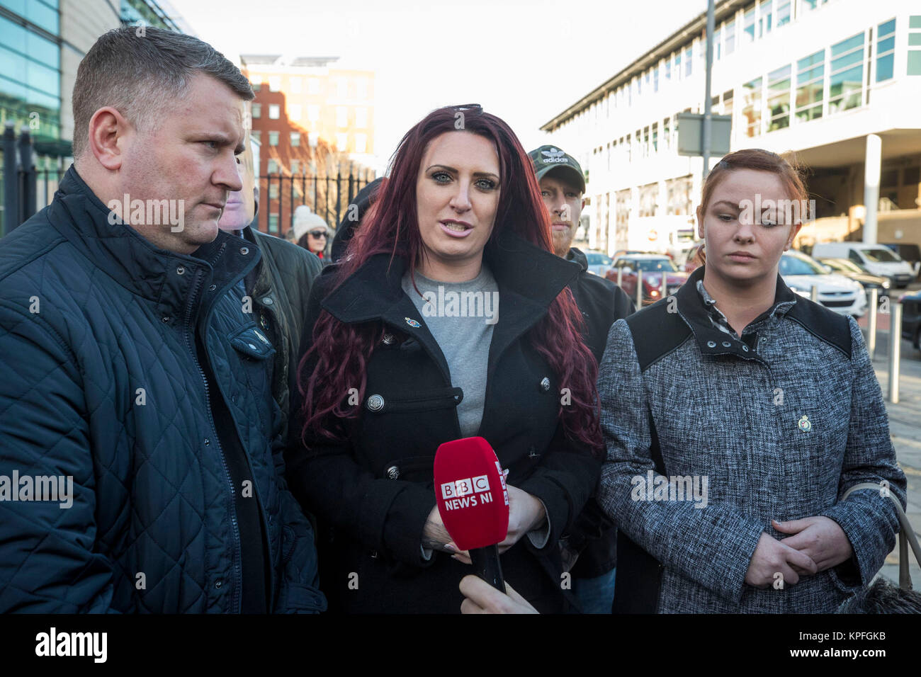 Vice leader del gruppo di estrema destra, Jayda Fransen (centro) e il suo leader Paolo Golding (sinistra), lasciare Belfast Corte dei Magistrati, dopo che è stato rilasciato su cauzione dopo che appaiono alla corte addebitato oltre i commenti circa l'Islam realizzato in un social media posting. Foto Stock