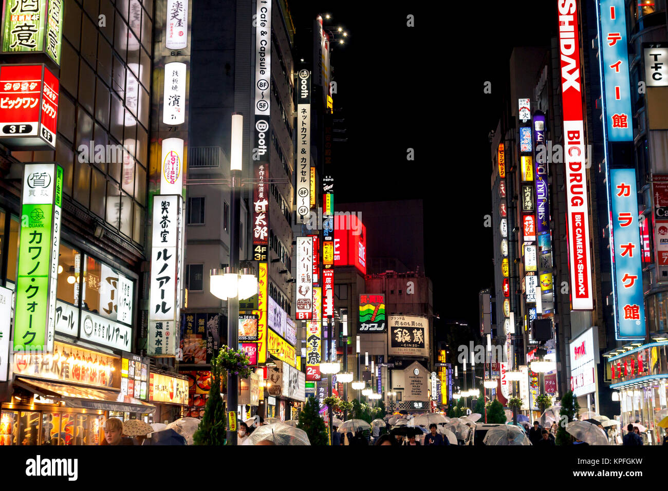 TOKYO, Giappone - 15 ottobre 2017. La strada affollata di Kabukicho nel quartiere di Shinjuku di Tokyo. La zona è un commerciale una zona di intrattenimento Foto Stock