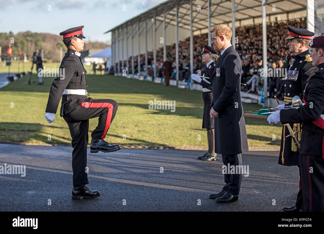 Il principe Harry presenta il premio internazionale per allievo ufficiale codolo Mindong dalla Repubblica popolare cinese durante il sovrano's Parade a Sandhurst Accademia Militare. Il premio è per l'Overseas Student che hanno ottenuto i migliori risultati presso l'Accademia. Foto Stock